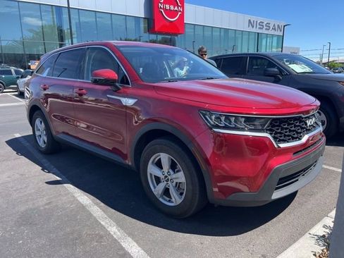 Used 2023 Kia Sorento LX image 2