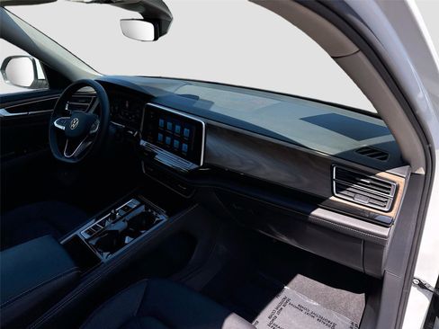 Used 2025 Volkswagen Atlas SE image 30