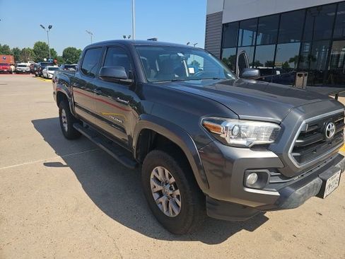 Used 2017 Toyota Tacoma SR5 w/ Tow Package RWD image 2