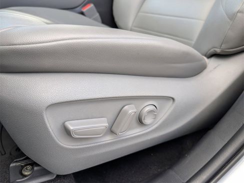 Used 2021 Toyota Highlander XLE image 11