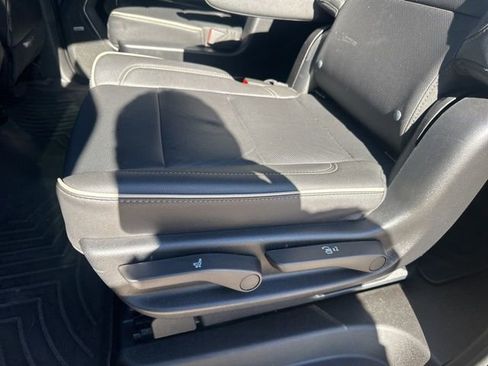 Used 2023 GMC Yukon XL SLT w/ SLT Premium Package image 27