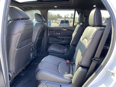 Certified 2025 Honda Pilot Black Edition image 9