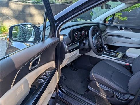 Used 2024 Kia Carnival LX FWD image 28