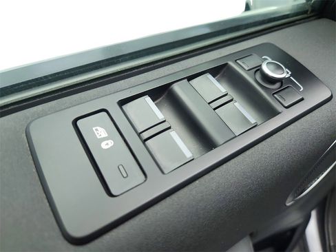 Used 2020 Land Rover Discovery HSE image 21