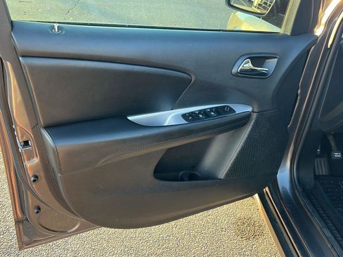 Used 2018 Dodge Journey SE w/ Blacktop Package image 16