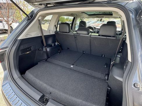 Used 2021 Volkswagen Tiguan SE w/ Panoramic Sunroof Package FWD image 9