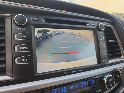 Used 2019 Toyota Highlander AWD V6 image 24