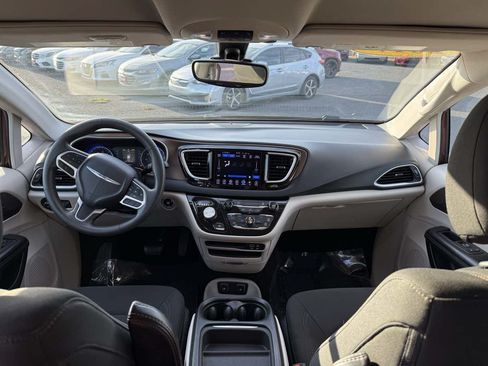 Used 2017 Chrysler Pacifica Touring Plus w/ Tire & Wheel Group FWD image 14