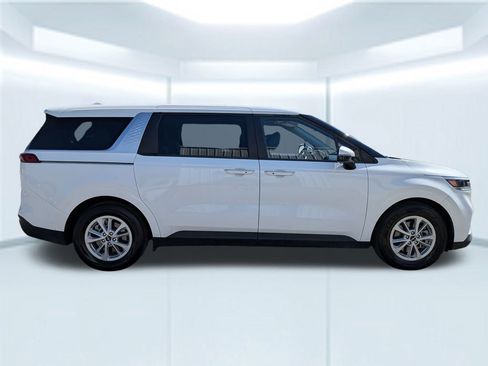 Used 2024 Kia Carnival LX image 7