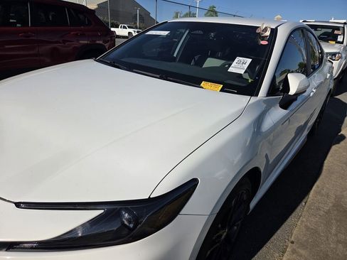 Used 2025 Toyota Camry SE w/ Convenience Package image 4