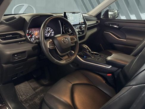 Used 2022 Toyota Highlander XLE AWD/4WD image 10