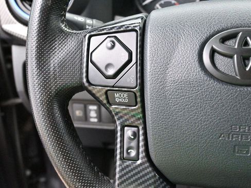 Used 2020 Toyota Tacoma TRD Off-Road w/ Technology Package AWD/4WD image 17