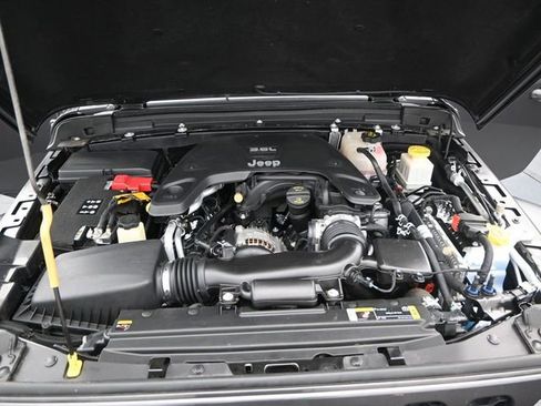 Used 2021 Jeep Gladiator Sport image 18