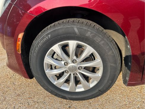 Used 2018 Chrysler Pacifica Touring-L FWD image 12