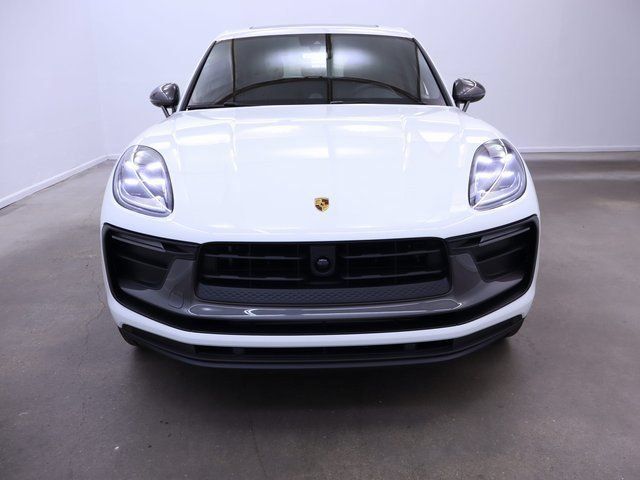 Certified 2025 Porsche Macan Turbo AWD/4WD image 8