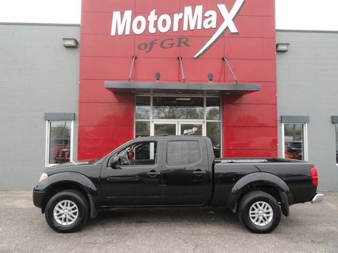 Used 2017 Nissan Frontier SV w/ SV Value Truck Package AWD/4WD image 2