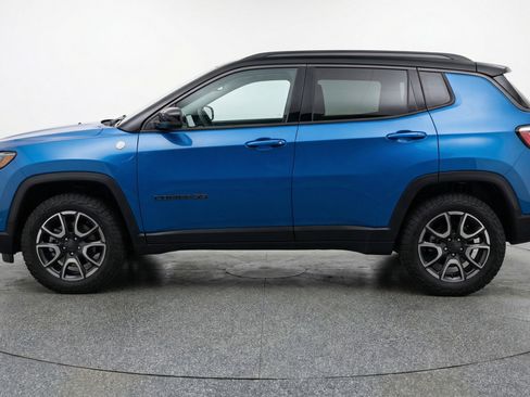 Used 2025 Jeep Compass Trailhawk image 5