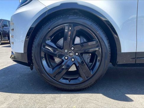 Used 2025 Land Rover Discovery Dynamic SE image 12