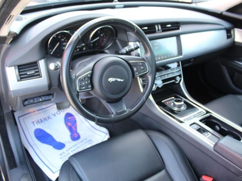 Used 2020 Jaguar XF Premium image 6