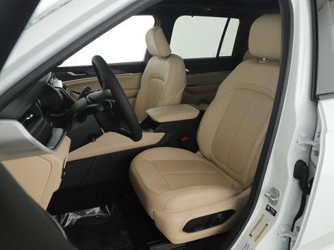 Used 2025 Jeep Grand Cherokee Limited w/ Luxury Tech Group II image 6