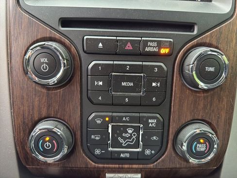 Used 2014 Ford F150 Lariat w/ Equipment Group 502A Luxury AWD/4WD image 29
