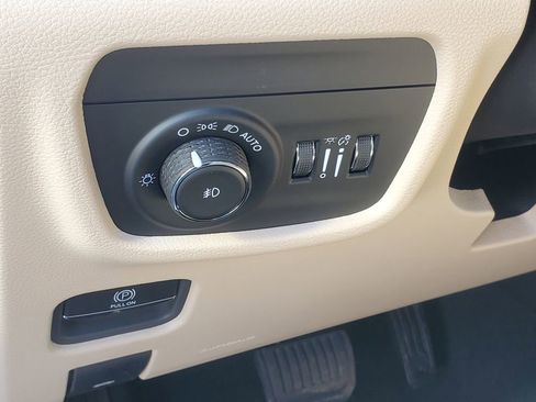 Used 2024 Jeep Grand Cherokee Limited image 16