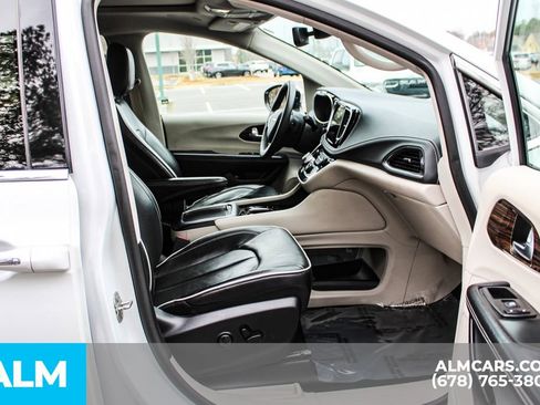 Used 2023 Chrysler Pacifica Limited image 22