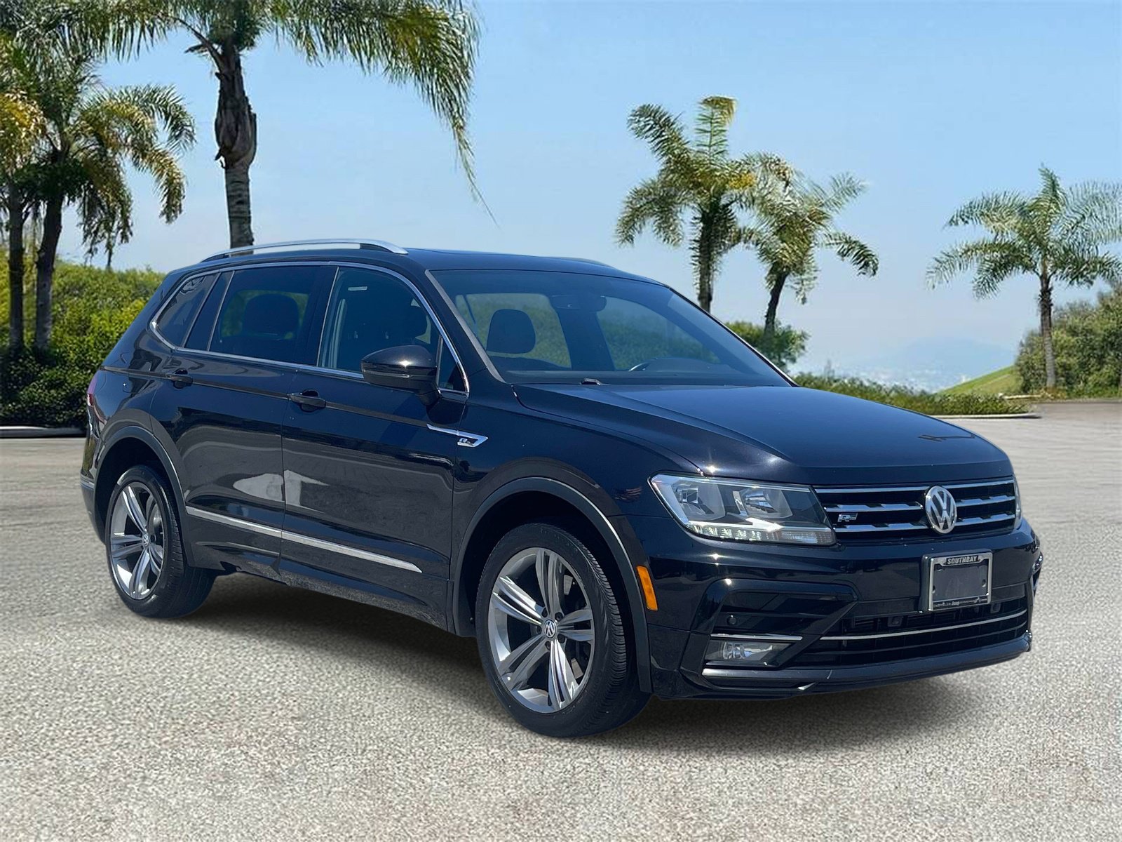 Used 2018 Volkswagen Tiguan SEL w/ R-Line Package FWD image 2