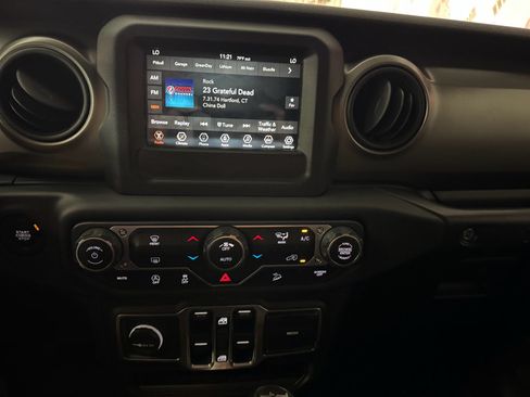 Used 2018 Jeep Wrangler Unlimited Sport S AWD/4WD image 25