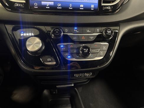 Used 2025 Chrysler Pacifica Select FWD image 12