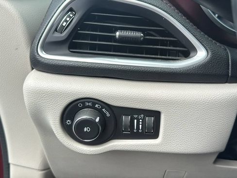 Used 2018 Chrysler Pacifica Limited w/ Tire & Wheel Group FWD image 16