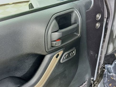 Used 2017 Jeep Wrangler Unlimited Sahara image 15