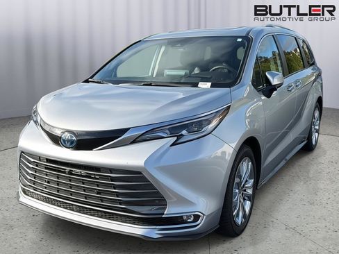 Used 2022 Toyota Sienna Platinum FWD image 3