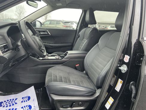 Used 2025 Mitsubishi Outlander SE image 32