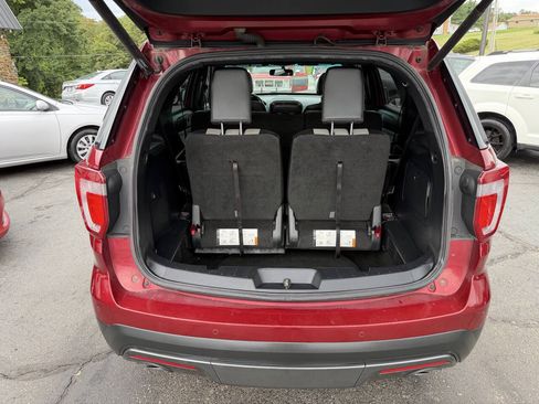Used 2017 Ford Explorer XLT w/ Equipment Group 202A AWD/4WD image 6