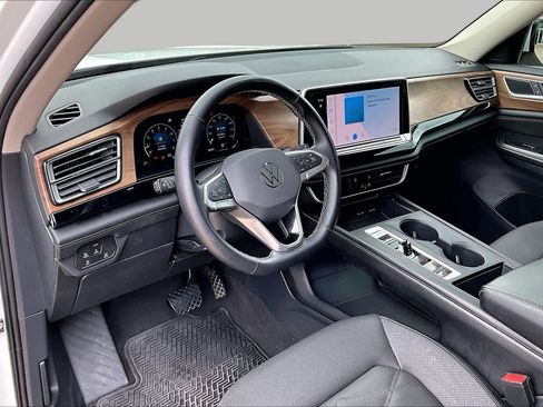 Used 2024 Volkswagen Atlas SE FWD image 16