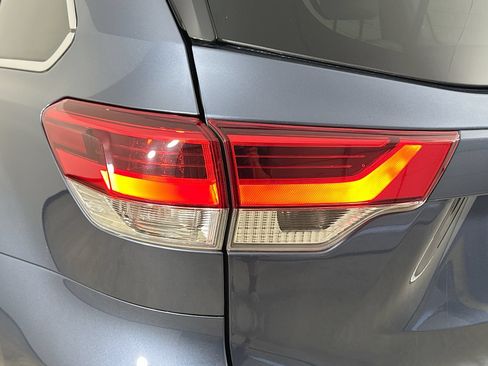 Used 2019 Toyota Highlander XLE AWD/4WD image 12