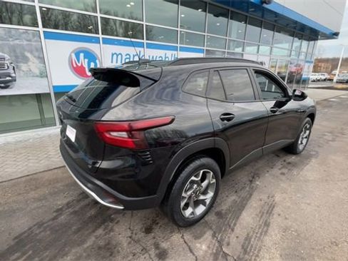 Certified 2025 Chevrolet Trax LT w/ LT Convenience Package image 8