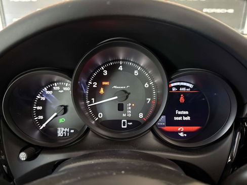 Certified 2025 Porsche Macan Turbo image 30