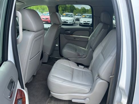 Used 2014 GMC Yukon XL SLT w/ SLT-2 Equipment Package AWD/4WD image 10