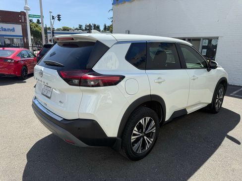 Used 2023 Nissan Rogue SV FWD image 4