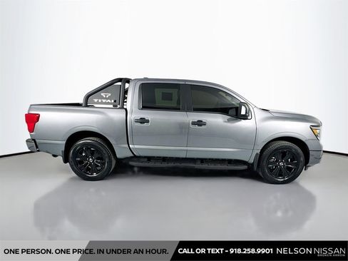 Used 2024 Nissan Titan SV image 4