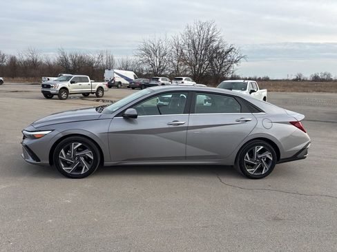 Used 2025 Hyundai Elantra Limited image 6