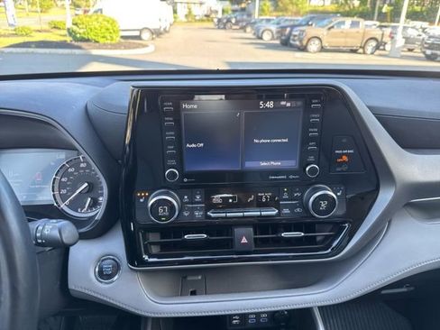 Used 2022 Toyota Highlander XLE AWD/4WD image 27