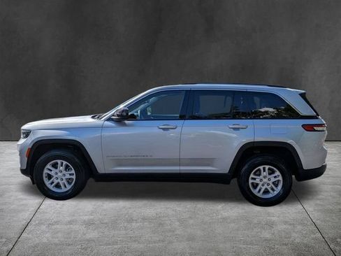 Used 2024 Jeep Grand Cherokee Laredo RWD image 8