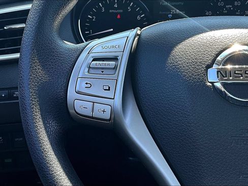 Used 2016 Nissan Rogue S w/ Appearance Package FWD image 11