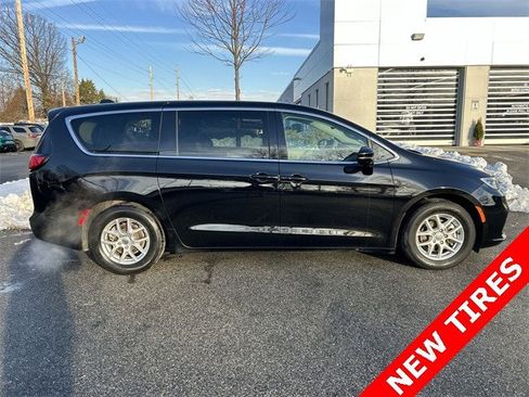 Certified 2024 Chrysler Pacifica Touring-L image 9