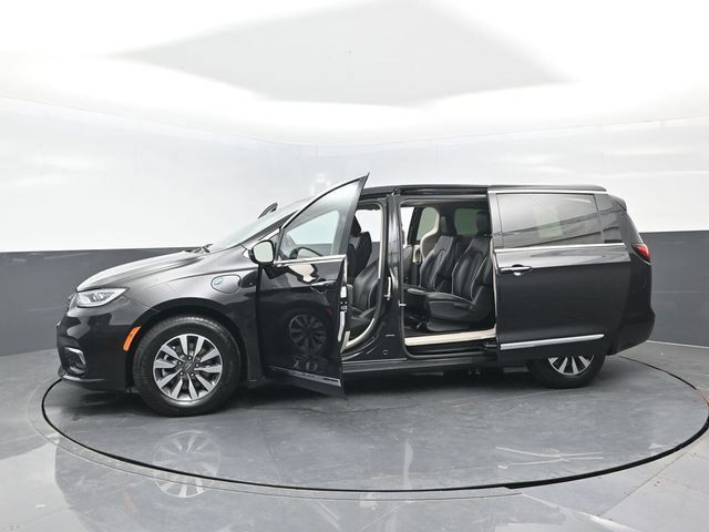 Used 2023 Chrysler Pacifica Limited FWD image 29