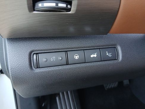 Used 2025 Nissan Pathfinder Platinum FWD image 12