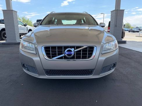 Used 2010 Volvo V70 FWD image 2